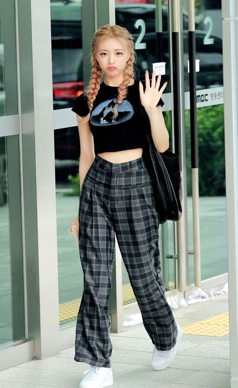 Blackpink Jennie Chanel, Jennie From Blackpink, Airport Fashion Kpop, Korean Airport Fashion, Jennie Chanel, Chanel 2023, K Pop Idols, New Jeans Style, June 1st