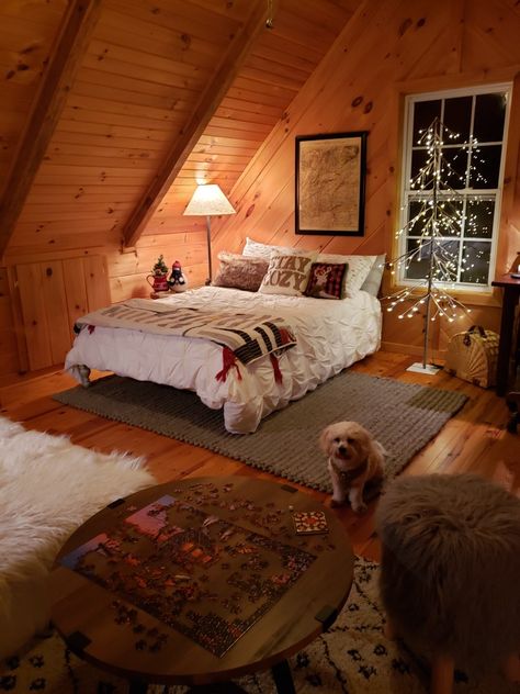 Cabin Interiors Bedroom, Cabin Bedroom Aesthetic, Cabin Loft Bedroom, Cabin Room Ideas, Rustic Cabin Christmas, Log Cabin Bedroom, Cabin Rooms, Cabin Room, Cabin Loft