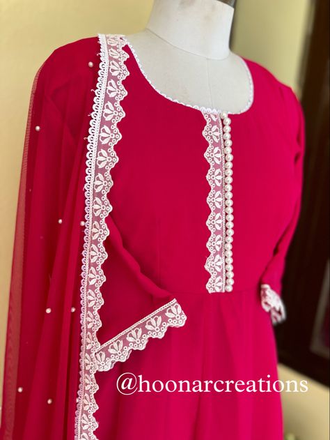 Plain Salwar Suit Designs With Lace, Plain Suits Design With Lace, Neck Designs For Kurtis With Lace, Pakistani Lace Kurtas, Pakistani Lace Suits, Lace Designs On Suits, New Stylish Dress, Dress Stitching, Lace Suit