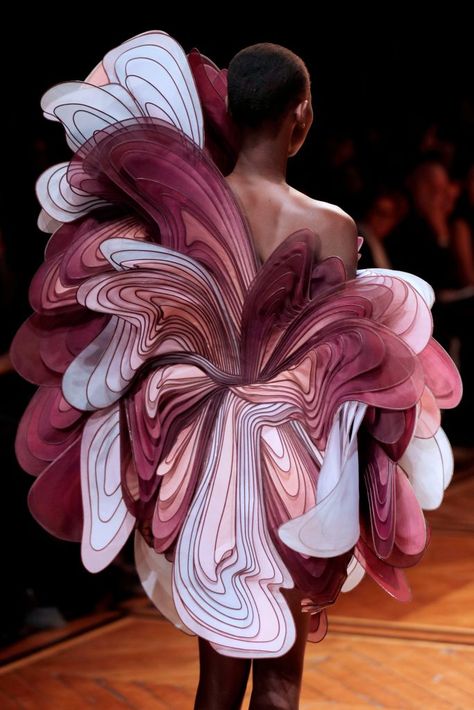 A model presents a creation by Iris Van Herpen during the 2019 Spring-Summer Haute Couture collection fashion show in Paris, on January 21, 2019. (Photo by Thomas SAMSON / AFP)        (Photo credit should read THOMAS SAMSON/AFP/Getty Images) Haute Couture, Couture, Iris Van Herpen Couture, Iris Van Herpen, Art Apps, Portfolio Inspiration, January 21, Study Style, Couture Collection