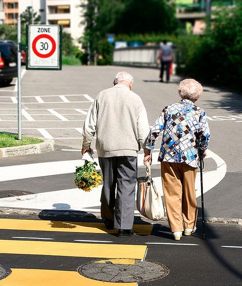 Elder couples in love Old Couple In Love, Old People Love, Cute Old Couples, Vieux Couples, Touching Photos, Grow Old With Me, Elderly Couples, Growing Old Together, Modern Metropolis