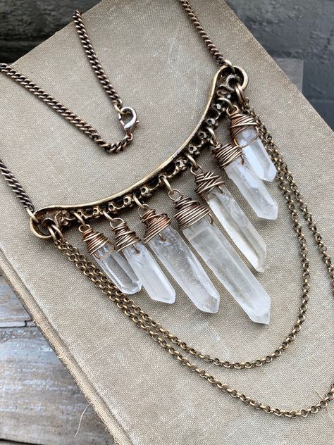 Healing Crystal Necklace, Bib Necklaces Statement, Goth Statement Necklace, Large Crystal Necklace, Crystal Necklace Aesthetic, Crystal Necklace Diy, Crystal Jewelry Ideas, Wrapped Crystal Point, Crystal Point Jewelry