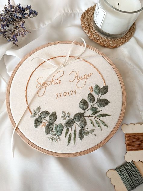 Embroidery Gifts For Friends, Thoughtful Engagement Gifts, Wedding Embroidery Hoop, Handmade Wedding Gifts, Diy Broderie, Wedding Embroidery, Ring Holder Wedding, Diy Embroidery Patterns, Best Wedding Gifts