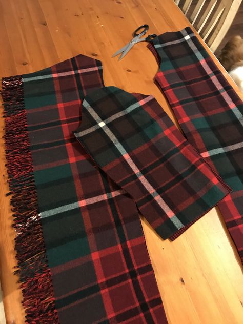 How to make a blanket coat… – generationcrochet Tela, Upcycling, Blazer Refashion, Wool Blanket Upcycle, Quilted Coat Pattern, Blanket Coats, Wool Blanket Coat, Make A Blanket, Diy Coat