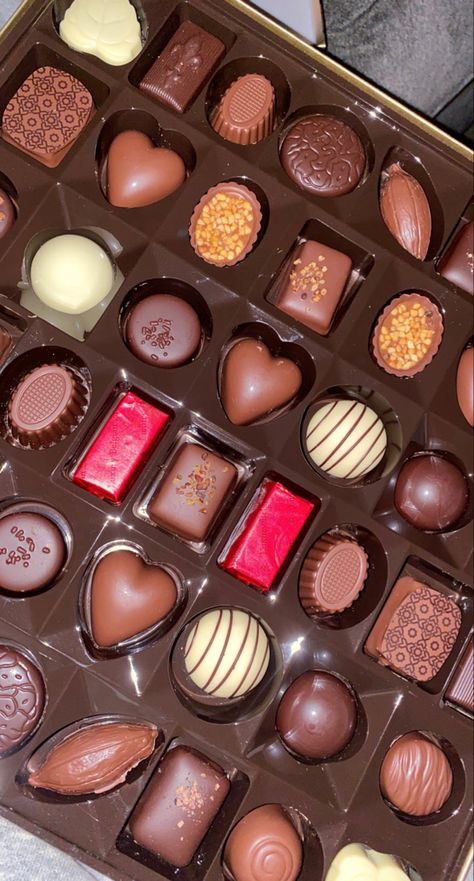 Essen, Sweet Food Pictures, Aesthetic Pictures Of Food, Sweets Snap, Chocolates Snap, Candy Aesthetics, Chocolate Snaps, Aesthetic Food Pictures, Dairy Milk Chocolate Snap