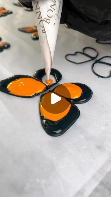 @decorelement on Instagram: "Chocolate Butterfly toppers piping tutorial 🦋 🧡🖤 👉Baker credit: @bonn.tonn #cakedecorating #cakeinspiration #butterfly #butterflies #cakesiclesofig #cakeideas #bakersofinstagram #bakers #fallcolors #fall" Bonn, Butterfly Cake Decorations Ideas, Chocolate Butterflies How To Make, How To Make Chocolate Cake Toppers, Chocolate Butterfly Cake Decorations, Edible Butterflies For Cakes, Butterfly Chocolate, Chocolate Butterfly, Chocolate Cake Toppers