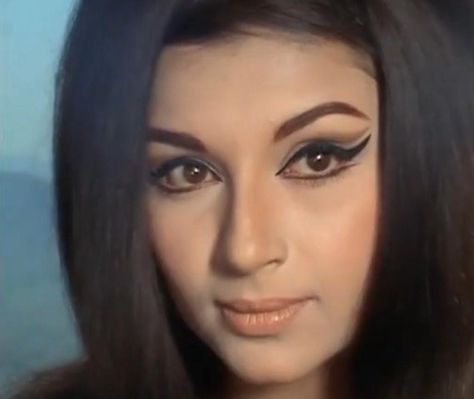 Sharmila Tagore Retro Hairstyles Bollywood, Retro Bollywood Fashion, Bollywood Makeup, Sharmila Tagore, 70s Makeup, 60s Look, Show Makeup, Celebrity Makeup Looks, India Images