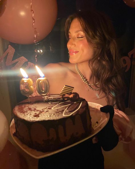 A girl in a black and pink dress holds up her chocolate cake with big 30 candle surrounded by pink balloons Holding Birthday Cake Pose, Bday Poses With Cake, Birthday Pictures With Cake, Holding Cake Pose, Giant Cake, Big 30, Cake Photoshoot, 30 Cake, Birthday Pic