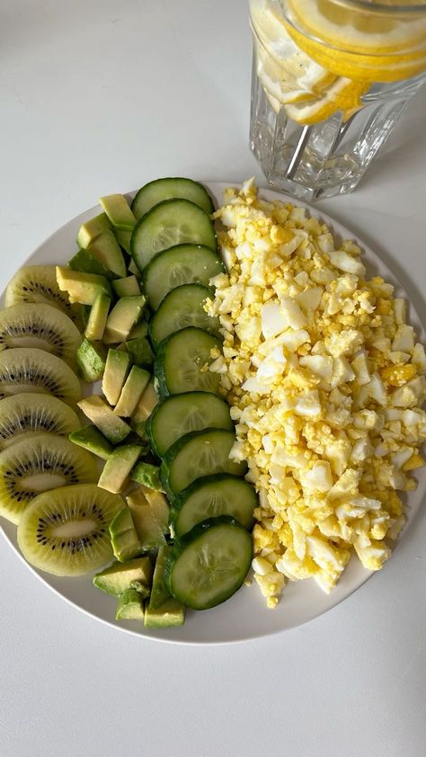 Healthy breakfast idea Food Calories List, Avocado Eggs, Healthy Breakfast Idea, Salad Recipes Healthy Easy, Healthy Lunch Snacks, Pasti Sani, Healthy Food Inspiration, Healthy Food Dishes, Makanan Diet