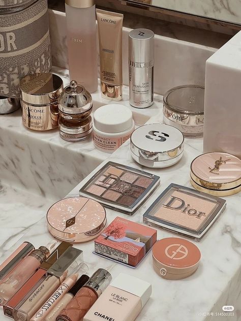 Makeup Asthetic Products, Aesthetic Makeup Brushes, Expensive Makeup, Makeup Bag Essentials, Makeup Eyeshadow Palette, Makeup Is Life, World Fashion, Eye Makeup Pictures, Makeup Needs