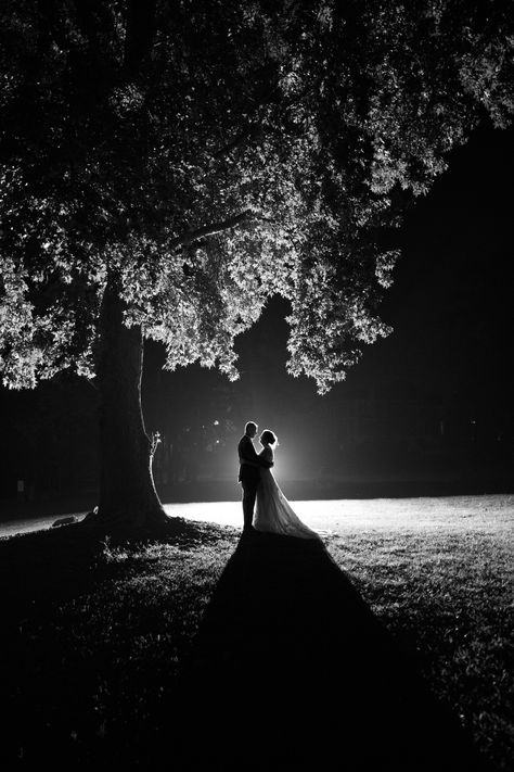 Bride and groom backlit night photo Wedding Silhouette Photo, Outdoor Night Wedding Photos, Wedding Photo Ideas Night, Evening Wedding Photos Night, Moonlight Wedding Photos, Night Wedding Picture Ideas, Couple Photo Night Time, Night Wedding Photos Couple, Night Pre Wedding Photography