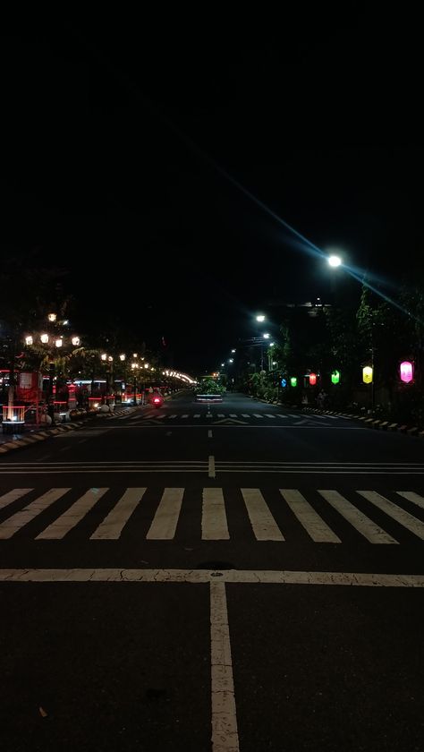 Streets At Night, Station 11, Series Ideas, Street At Night, Street Night, Empty Road, Street Pictures, Pretty Views, Night Street