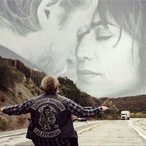 Reunited at last :) OMG hardcore love right there... Wish Wendy woulda just F#€king died, whose with me??? (Jax and Tara)((Forever)) Jax Teller, Charlie Hunnam, Maggie Siff, Witcher Wallpaper, Sons Of Anarchy Samcro, Sons Of Anarchy Motorcycles, Double Exposition, Last Ride, Sons Of Anarchy