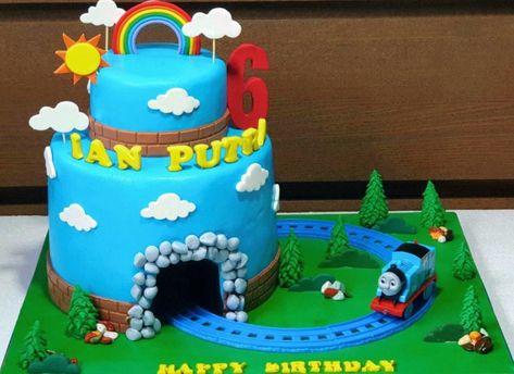 Friends Themed Cake, Thomas Train Birthday Cake, Thomas And Friends Cake, Olaf Birthday Cake, Thomas Birthday Cakes, Train Cakes, Thomas Train Birthday, Train Cupcakes, Thomas Train Cake