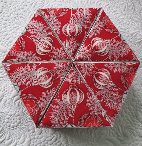 Cake boxes - Sewing for Christmas - quick and easy ideas to sew for your home or loved ones. #christmassewing Patchwork, Christmas Quilted Coasters, Quick Fabric Crafts, Sewing Ideas For The Home, Christmas Quilting Ideas, Sewing For Christmas, Small Quilted Gifts, Quick Sewing Gifts, Sewing Gift Ideas
