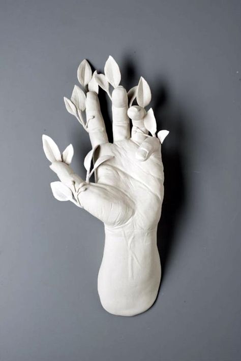 40 Creative And Beautiful Examples Of Ceramic Arts - Bored Art Inspiring Photography, Kate Macdowell, Sculptures Céramiques, Hand Sculpture, Arte Sketchbook, Cool Ideas, Sculpture Installation, Mix Media, Hand Art