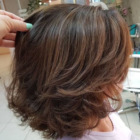 Medium Length Haircut With Flipped Layers Brown Layered Hair, Kadeřnické Trendy, Thick Hair Cuts, Thick Wavy Hair, Medium Layered Haircuts, Medium Length Hair With Layers, Haircuts For Medium Hair, 짧은 머리, Haircut For Thick Hair