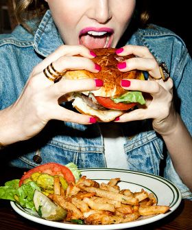 Two of our favourite things - nails and food! Via Refinery29 Eating Fast, Restaurant Dishes, High Calorie Meals, Snacks Für Party, People Eating, How To Eat Less, Red Meat, Food Photo, Fast Food