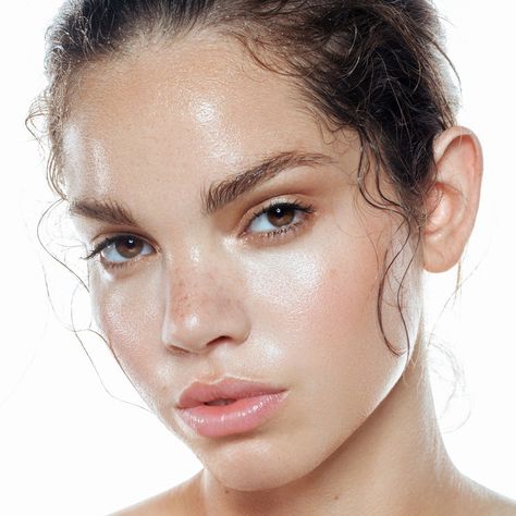 Why Face Gloss Is the New Beauty Product You Want In Your Life | Brit + Co Natural Beauty Tips, Glowing Radiant Skin, Beauty Make-up, Luscious Hair, Home Remedies For Hair, Skin Complexion, Dewy Skin, Beauty Shoot, Beauty Guru