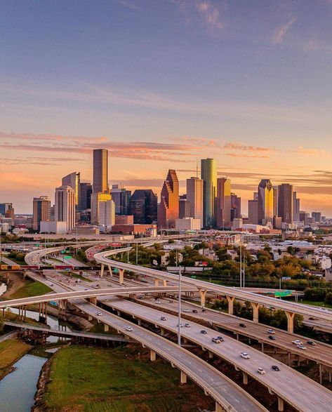 Visit Houston on Instagram: “All roads lead to Houston 🌃 📸 @bryanmalloch #ExploreHou” Dallas Tx Skyline, Downtown Houston Texas, Houston Downtown, Houston Texas Skyline, Downtown Pictures, Visit Houston, Houston Skyline, City Sky, Downtown Houston