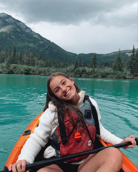 #kayaking #mountains #lake #summer #vsco #ouest #canada Rafting Photo Ideas, Kayaking Instagram Stories, Couple Kayaking Pictures, Kayak Photo Ideas, Kayaking Instagram Pictures, Kayak Pictures Ideas Instagram, Cute Kayaking Pictures, Kayak Poses Photo Ideas, Kayaking Pictures Instagram