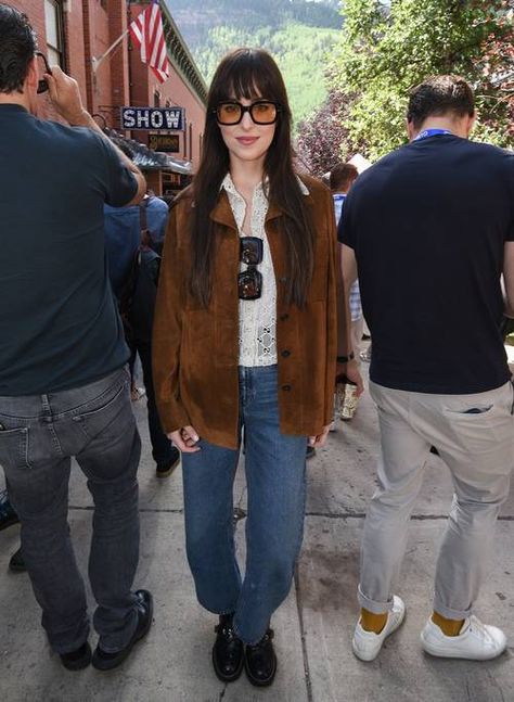 Suede Fringe Jacket Outfit, Brown Suede Jacket Outfit, Fringe Jacket Outfit, Suede Jacket Outfit, Vintage Suede Jacket, Dakota Johnson Style, Brown Suede Jacket, Suede Fringe Jacket, Suede Blazer