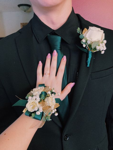 Corsage And Boutonniere Aesthetic, Corsage For A Green Dress, Emarld Green Suits, All Black Suit With Dark Green Tie, Homecoming Corsage For Green Dress, Grad Corsage Ideas, Green Prom Boutonniere, Quince Chambelanes Outfits Green, Dark Green Prom Flowers