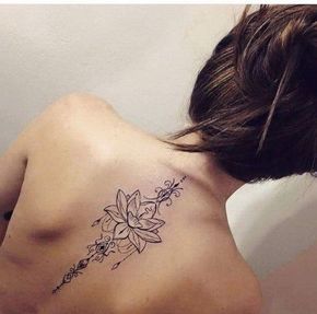 Henna style tattoo on upper back Tato Mandala, Lotusblume Tattoo, Henna Style Tattoos, Unique Tattoos For Women, Lotus Tattoo Design, Geniale Tattoos, Initial Tattoo, Unique Tattoo Designs, Mandala Tattoo Design