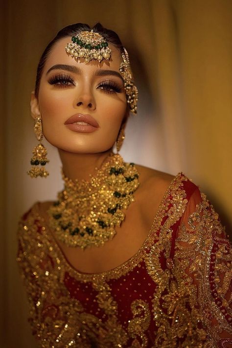 Don't let the heat put your makeup goals in the back burner. Here's an expert approved Summer Makeup Trends and Application Guide, for 2021 brides. Find the expert recommended way of applying makeup as per your skin type. Pakistani Bridal Look, Persian Makeup, Hairstylist Outfit, Desi Bridal Makeup, Mehndi Makeup, Indian Makeup Looks, Pakistani Makeup, Summer Wedding Makeup, Summer Makeup Trends