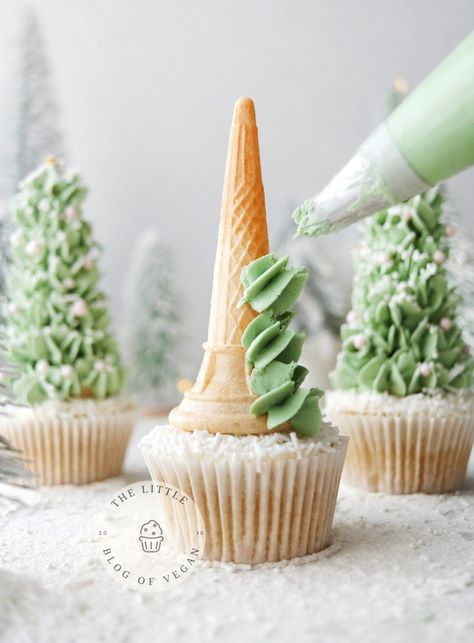 Easy Christmas Tree Cupcakes - The Little Blog Of Vegan Christmas Cupcakes Ideas Decoration, Xmas Cake Ideas, Brownie Christmas Tree, Xmas Desserts Ideas, Simple Christmas Treats, Simple Christmas Desserts, Christmas Cupcakes Ideas, Christmas Tree Treats, Christmas Cake Decor