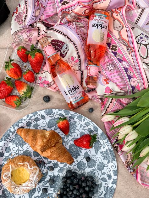 Picnic Flatlay, Amway Artistry, Picnic Drinks, Strawberry Flowers, Tulips Spring, Spring Picnic, Picnic Aesthetic, Garden Picnic, Flowers Tulips