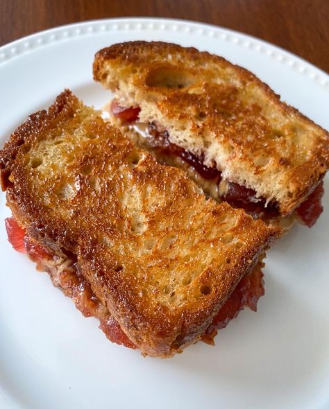 Fried Peanut Butter and Jelly Sandwich Blueberry Sheet Cake, Peanut Butter Jelly Recipes, Peanut Butter Jelly Sandwich, Jelly Sweet, Peanut Butter And Jelly Sandwich, Fall Apple Recipes, Banana Sandwich, Vegan Pumpkin Recipes, Jelly Sandwich