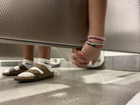 funny bathroom picture of girls holding hands with they use the bathroom in seperate stalls Holding Hands Meme Funny, Feet Holding Hands Funny, Holding Feet Like Hands Funny, Hair Meme, People Holding Hands, Girls Holding Hands, Cute Friendship, Bathroom Picture, Bathroom Stall