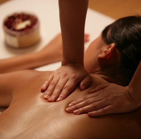 give massages Massage Couple, Massage Dos, Massage Relaxant, Aromatherapy Massage, Swedish Massage, Massage Spa, Getting A Massage, Massage Benefits, Therapeutic Massage