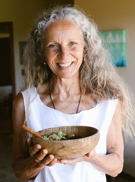 Ayurveda Yoga, Aging Beauty, Store Food, Beautiful Old Woman, Going Gray, Wise Women, Ageless Beauty, Aging Beautifully, Aging Gracefully