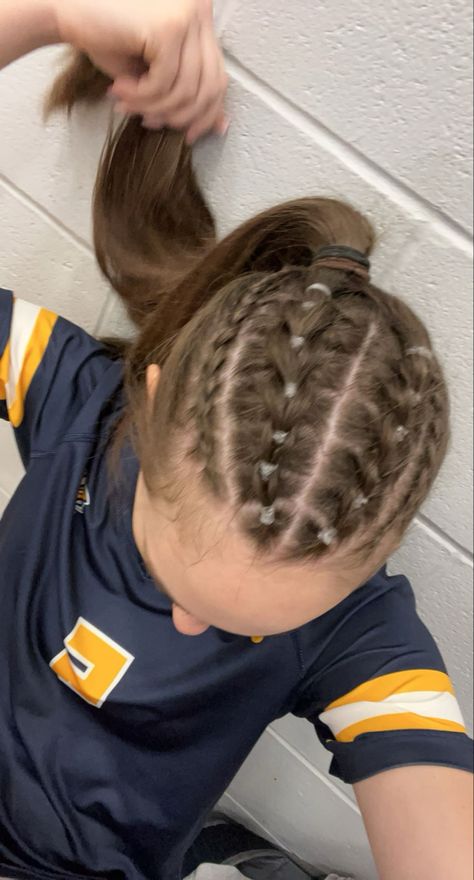 Fun Braided Hairstyles For Sports, Softball Hairstyles High Pony, Cool Game Day Hairstyles, Braided Hairstyles Updo For Sports, Aesthetic Softball Hairstyles, Braid To Bun Hairstyle Sports, Track Hairstyles Braids, Hairstyles For Athletics, Girls Hockey Hairstyles