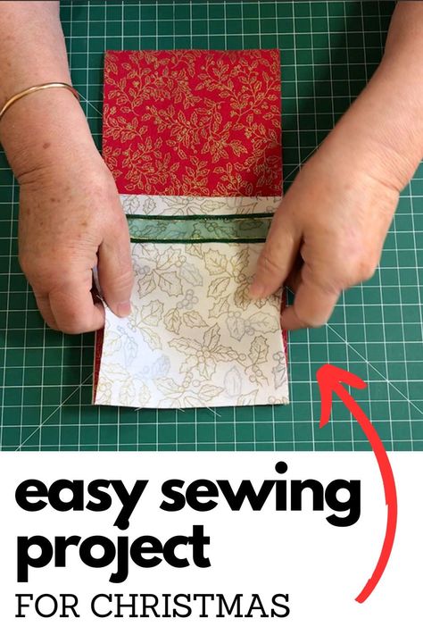 Make this simple Christmas sewing project with full step-by-step instructions. Fast and easy to put together so it makes for a perfect beginner sewing project. Full tutorial with step-by-step video and written instructions. Natal, Small Christmas Gifts To Sew, Easy Christmas Gifts To Sew, Christmas Sewing Projects Gift, Easy Christmas Sewing Projects, Cutlery Pouch, Sewing Christmas, Sewing Christmas Gifts, Christmas Quilting