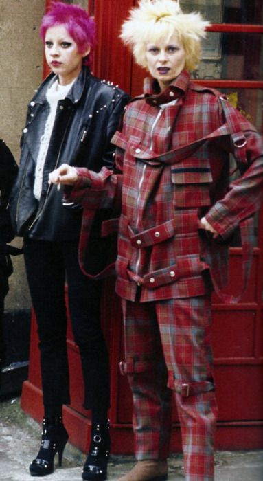 Vivienne Westwood dressed in a typical 70s punk outfit 70s Punk Outfits, Princesa Punk, Vivienne Westwood Punk, Punks 70s, 1970s Punk, Punk Mode, Vivienne Westwood Dress, Cultura Punk, Estilo Punk Rock