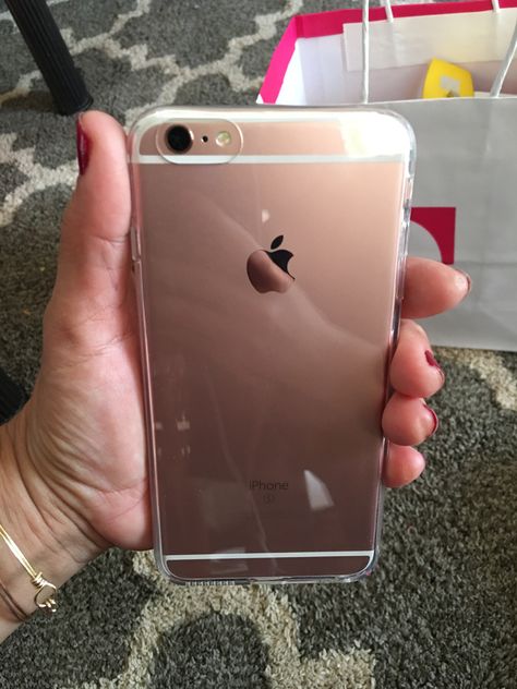 Love my Rose Gold IPhone 6s Plus Iphone 7plus Rose Gold, Iphone 6s Plus Rose Gold, Apple Gadgets Iphone, Iphone 6s Rose Gold, Apple Smartphone, Apple Watch Fashion, Rose Gold Iphone, Iphone Obsession, Apple Technology