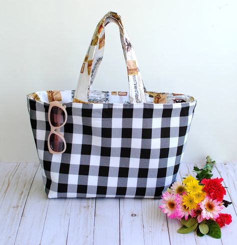 Trash To Couture: DIY Reversible Tote Bag Tela, Couture, Beach Tote Bags Diy, Book Bag Diy, Market Tote Bag Pattern, Diy Beach Bag, Tote Bags For College, Black And White Tote Bags, Farmers Market Tote Bag