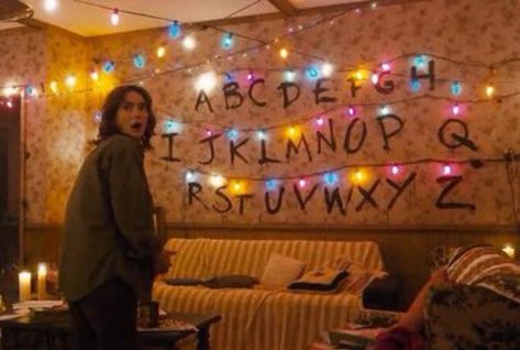 Stranger Things Season One, Joyce Stranger Things, Stranger Things Wall, Stranger Things Lights, Stranger Things Christmas, Universal Studios Halloween, Meme Reaction, Joyce Byers, Stranger Things Halloween