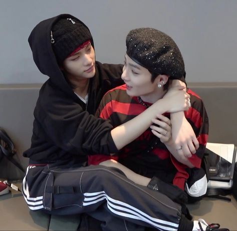 Hyunjin Jeongin, Hyunjin And In, In Icons, Straykids Hyunjin, Savage Kids, Kids Icon, Kids Videos, Crazy Kids, Best Couple