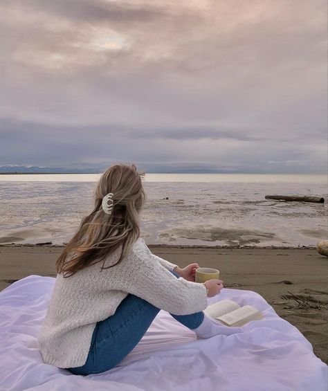 Beach Pictures Sweater, Beach Pictures Sitting Down, Ocean Outfit Ideas, Beach Girl Outfits Winter, Beach Pictures Cold, Cold Beach Photoshoot, Cold Day Aesthetic, Beach Outfits Winter, Cold Beach Aesthetic