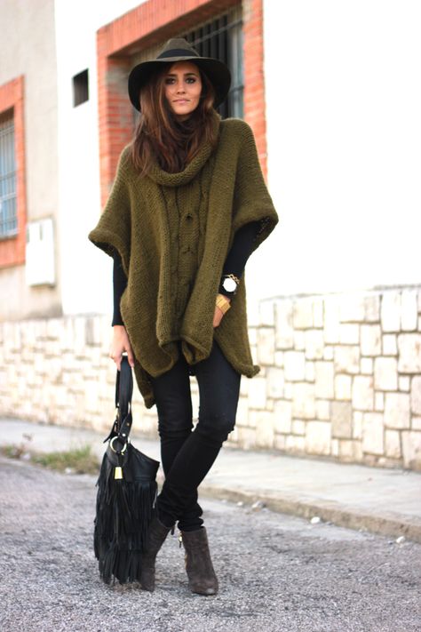 poncho militar coohuco 11 Green Cape, Style Casual Chic, Look Jean, Look Boho, Outfits Invierno, Winter Mode, 여자 패션, Mode Inspiration, Fall Winter Outfits