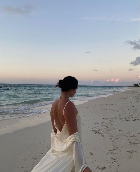 Summer Pictures, Saint Tropez Beach, Beach Night, Beach Bride, Pic Pose, St. Tropez, Tropical Vacation, How To Pose, Beach Aesthetic