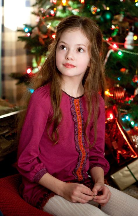 Mackenzie Foy as Renesmee (Nessie). Tumblr, Twilight Facts, Twilight Renesmee, Billy Burke, Vampire Twilight, Twilight Saga Series, Mackenzie Foy, Twilight Breaking Dawn, Breaking Dawn Part 2