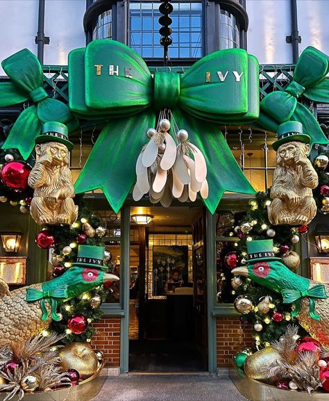 Natal, Christmas Doorway Decorations, Ivy Chelsea Garden, Christmas Stage Design, The Ivy Chelsea, Christmas Entry, Chelsea Garden, Small Bedroom Ideas, Christmas Window Display
