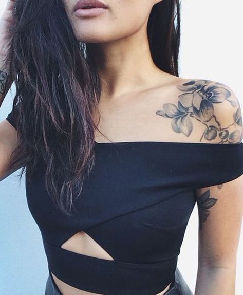 Flower Shoulder Tattoo, Tattoo Son, Girls With Sleeve Tattoos, Ring Finger Tattoos, Flower Sleeve, Shoulder Tattoos For Women, Rosen Tattoo, Arm Sleeve Tattoos, Tattoo Sleeve Men