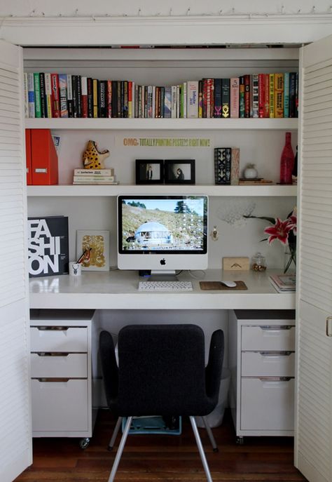 Small Apartment Design Ideas - Create A Home Office In A Closet // Although this office is tucked into a closet, it still manages to fit in all the essentials including the computer, multiple sets of drawers and lots of book storage. Small Home Office Desk, Clever Closet, Closet Desk, Home Office Closet, Closet Office, Office Nook, Small Apartment Design, Office Guest Room, Guest Room Office
