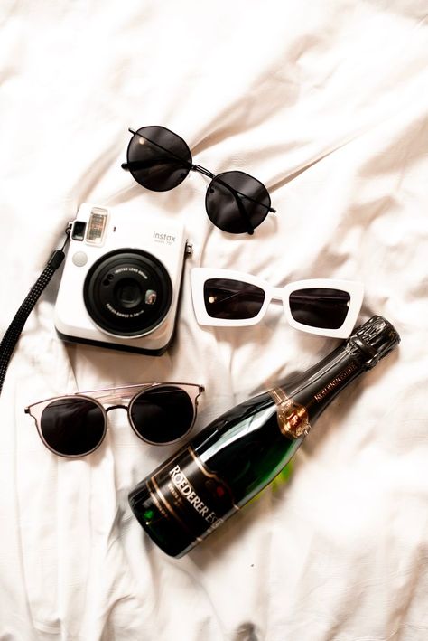 Sunglasses Shoot Photo Ideas, Sunglasses Product Shoot, Sunglass Flatlay, Sunglasses Photoshoot Photo Ideas, Sunglasses Photography Ideas, Sunglasses Flatlay, Sunglasses Product Photography, Boyfriends Aesthetic, Sunglasses Shoot